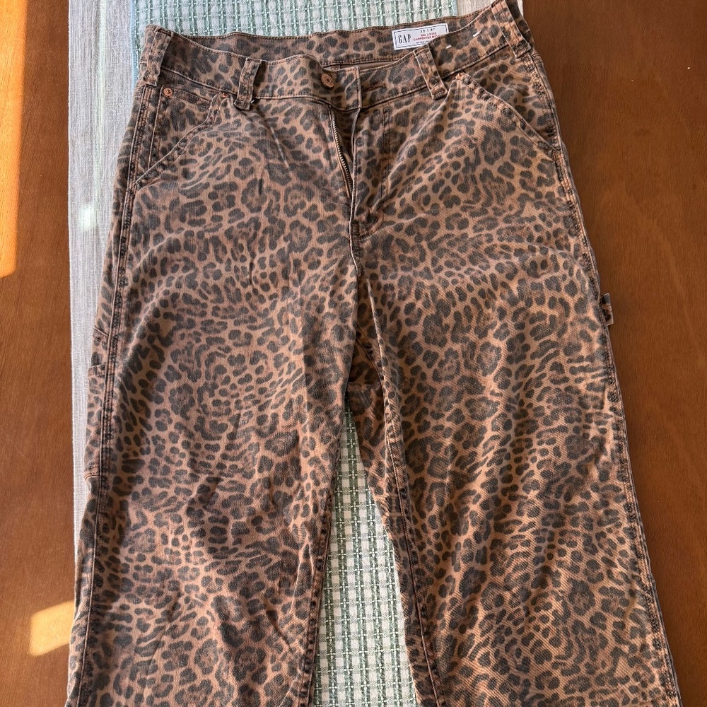 Gap Mid Rise ‘90s Loose Cheetah Cargo Jeans in 29 Petite
